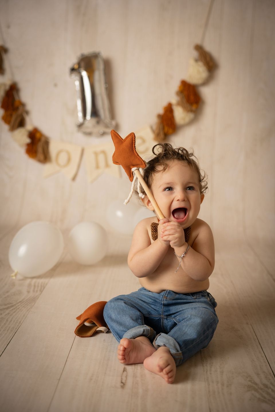 Bambina al primo compleanno fra i palloncini