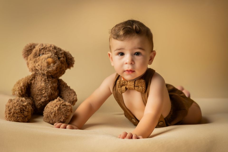 Bambino che gattona fra gli orsetti