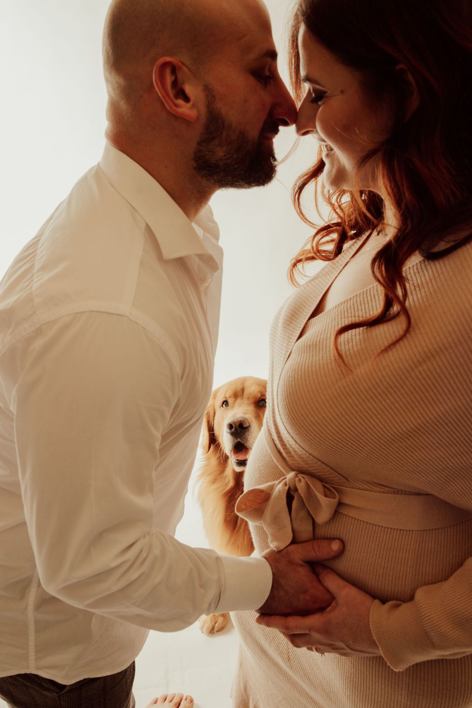 Coppia in attesa con il cane in braccio