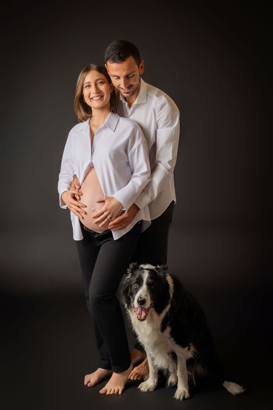 Coppia in attesa in studio con il cane