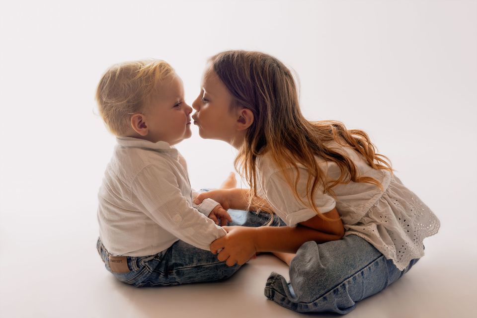 Due bambini che si danno un bacio
