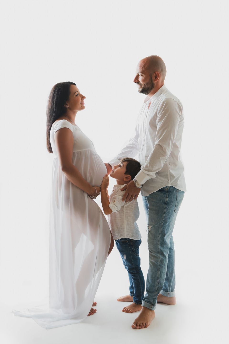 Famiglia in attesa con il bambino, in piedi