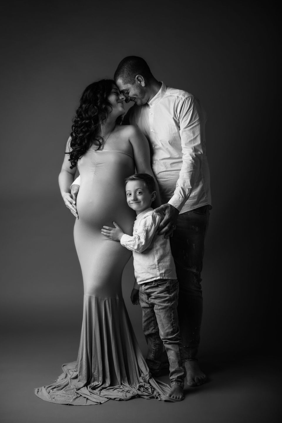 Famiglia in attesa con il figlio grande, ritratto in studio
