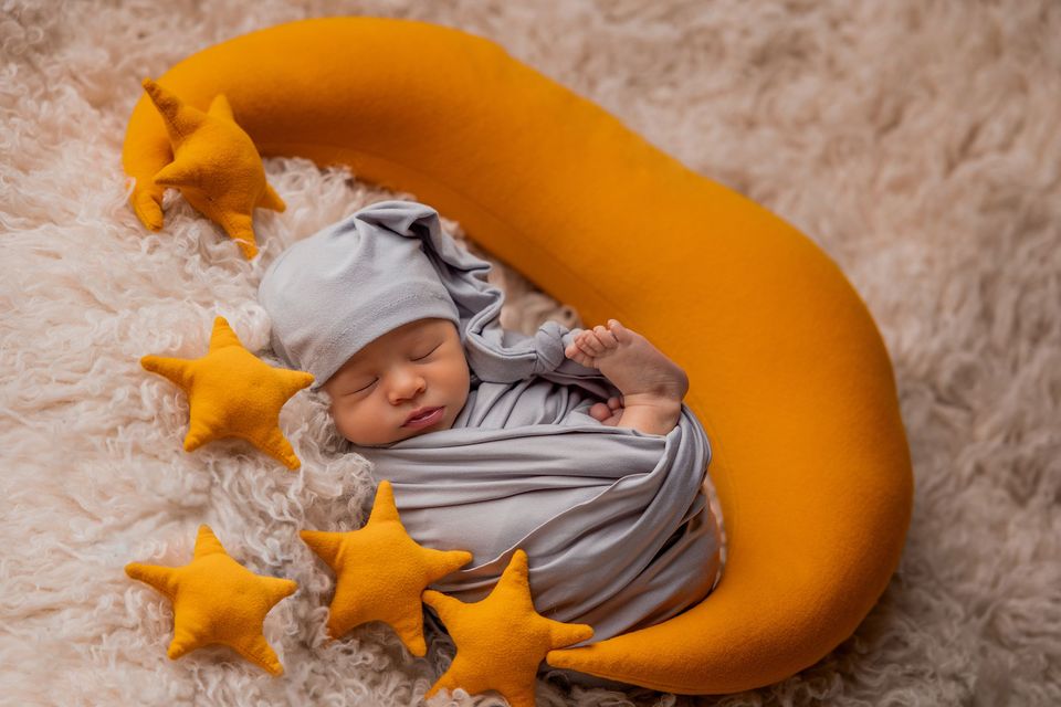 Neonato addormentato fra stelle gialle