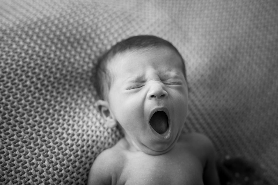 Neonato che sbadiglia, bianco e nero