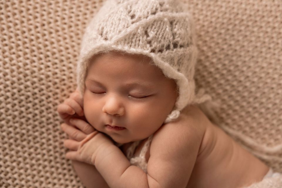 Neonato con cappellino di lana, primo piano
