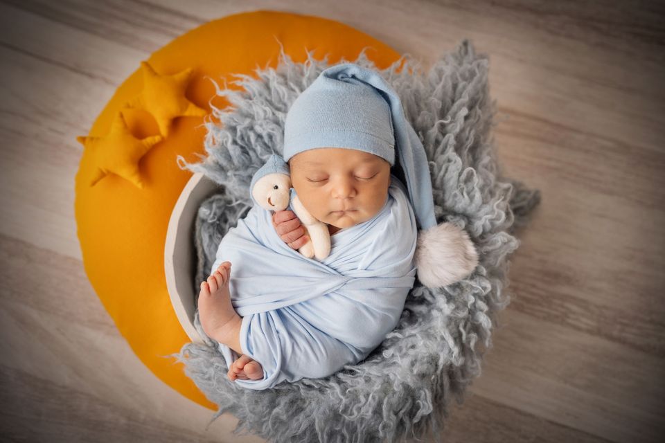 Neonato dentro una luna gialla