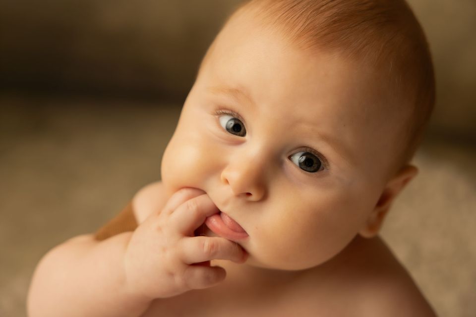 Primo piano di bambino con il dito in bocca