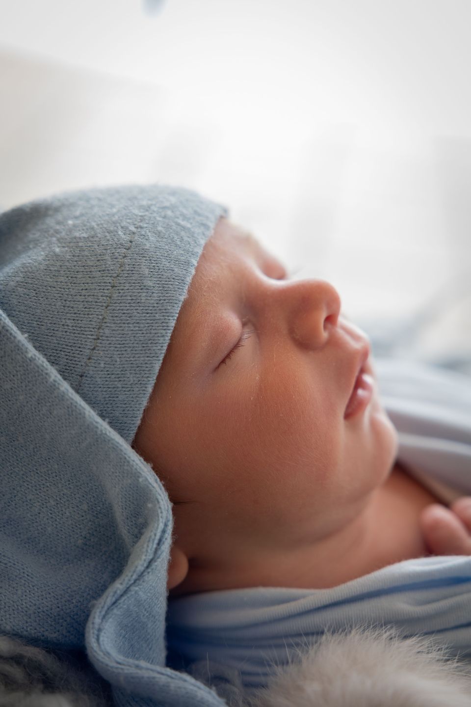 Primo piano di neonato con il cappellino azzurro