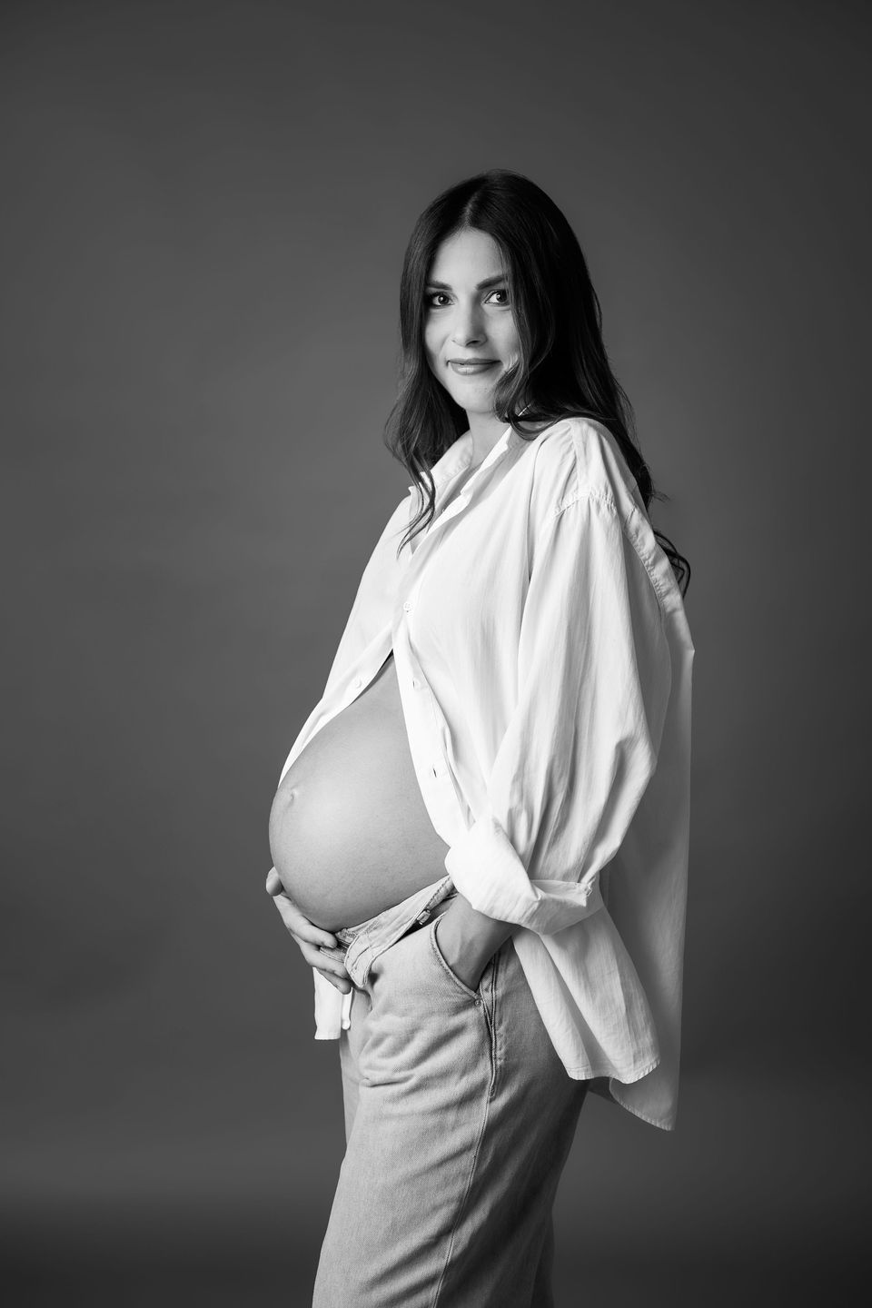 Ritratto di gravidanza in camicia bianca, bianco e nero