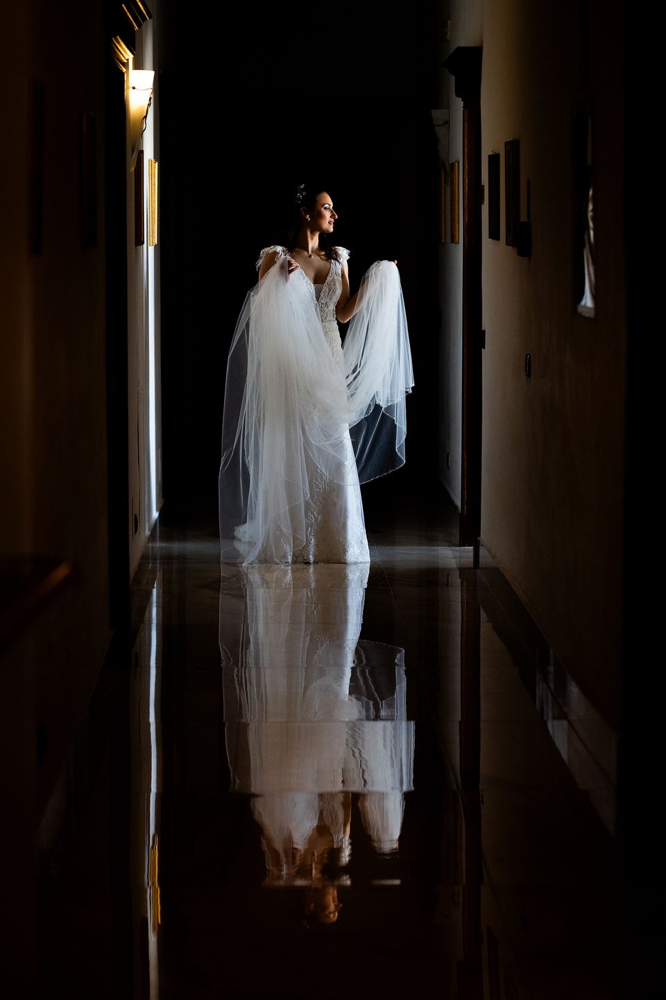 La sposa corridoio luce naturale