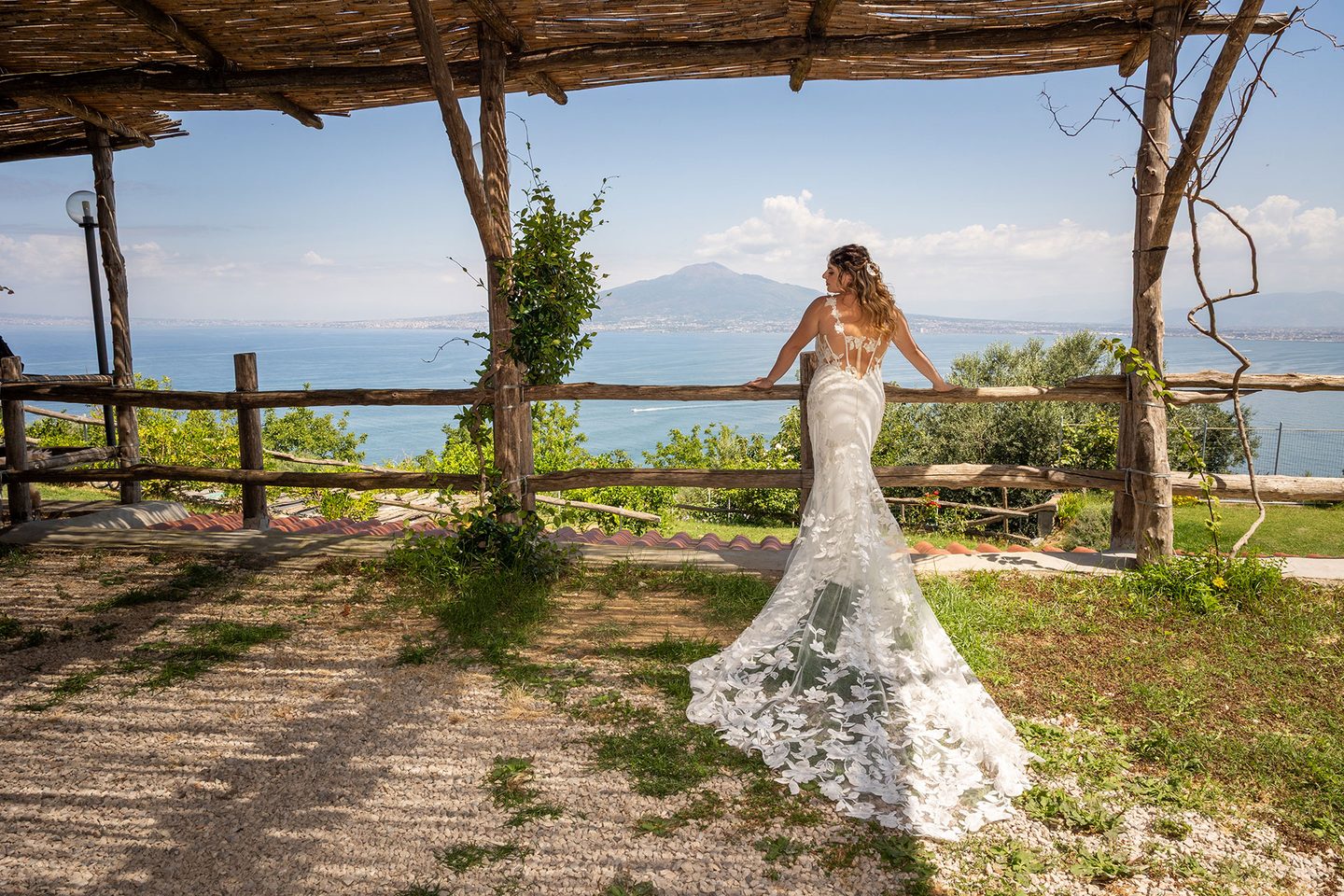 La sposa pergolato vista golfo