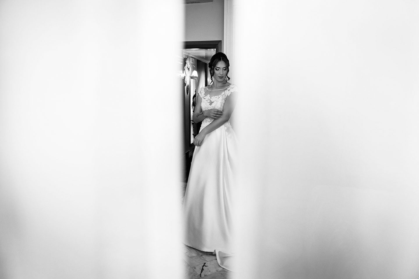La sposa porta in bianco e nero
