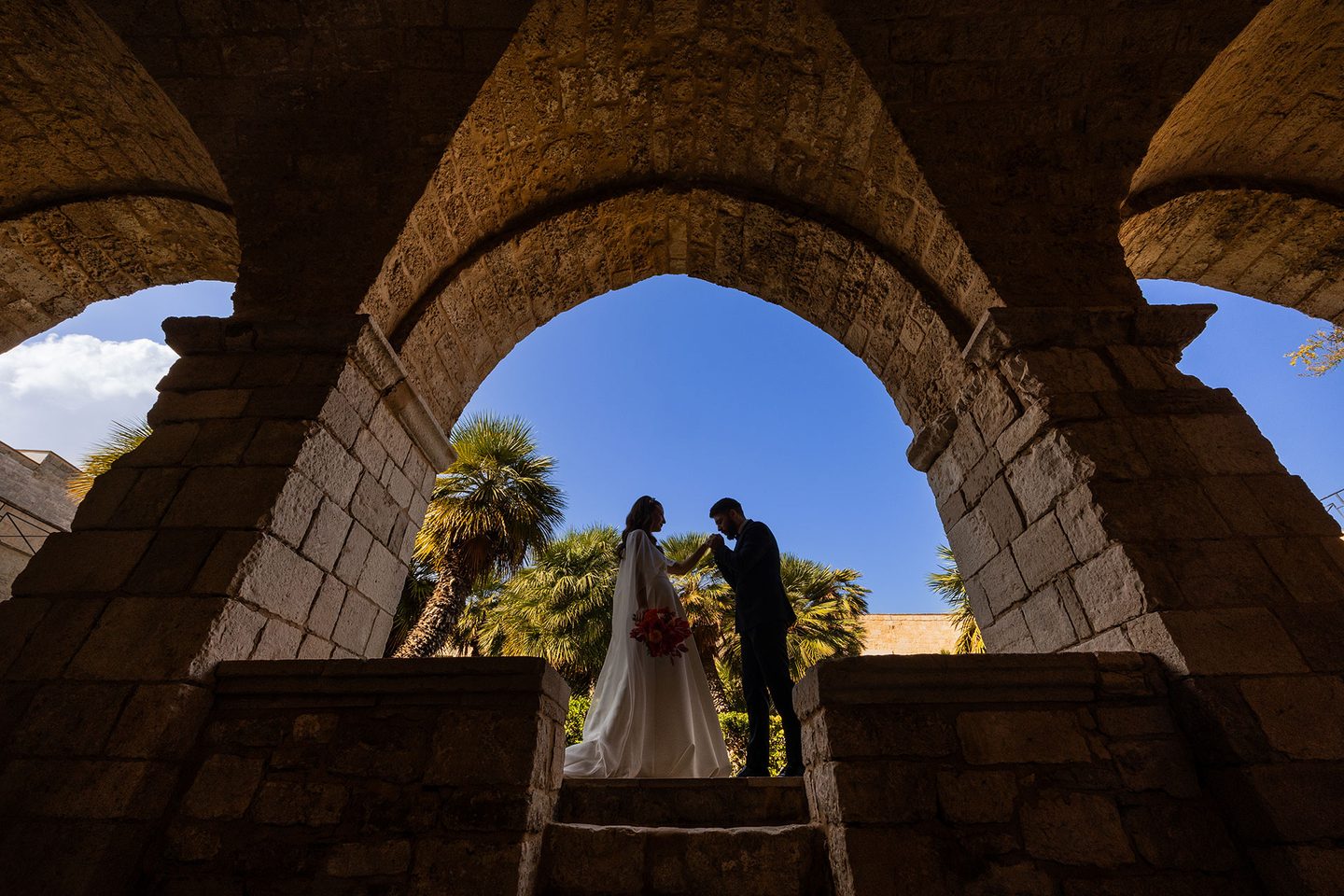 Sposi sotto un arco antico