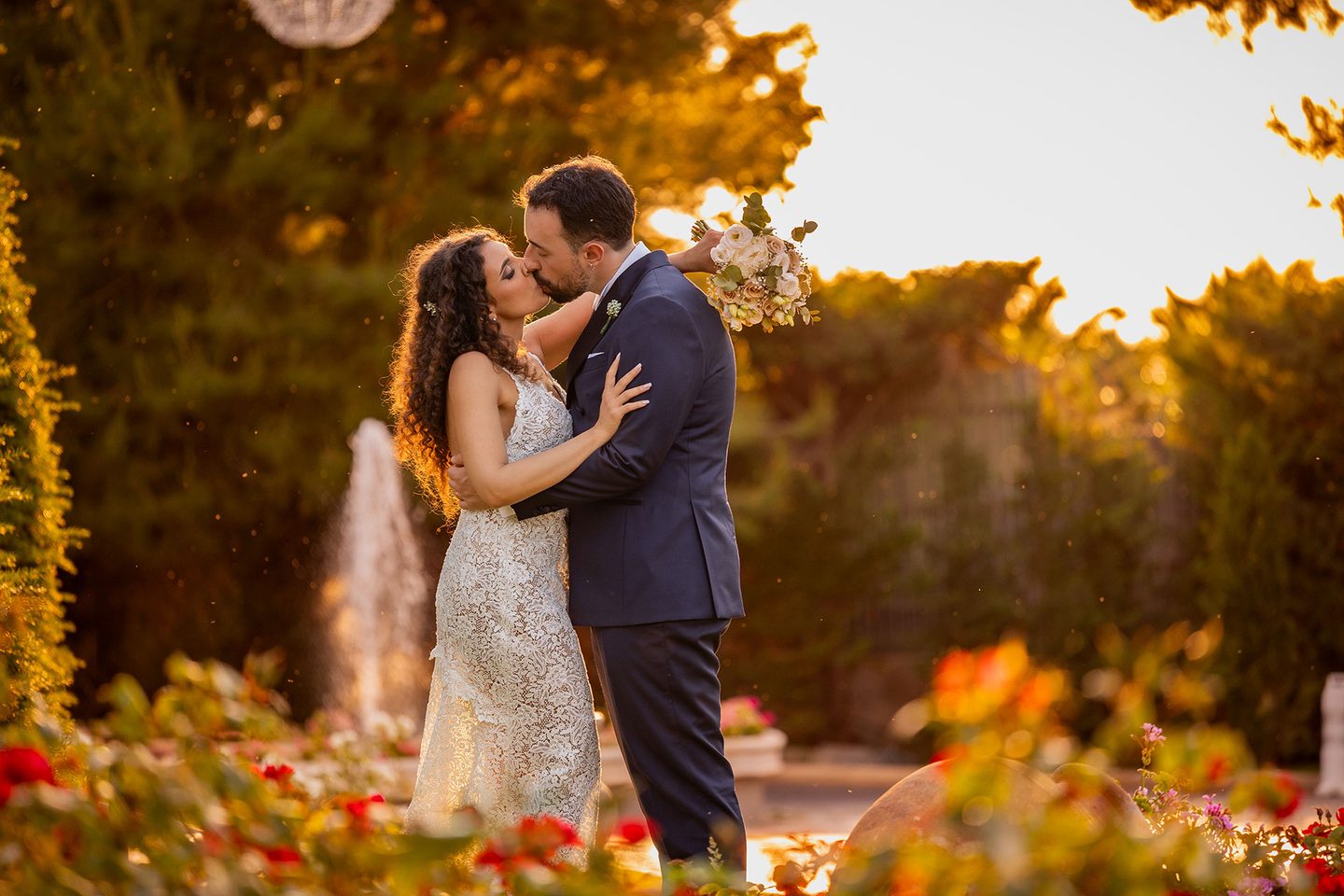 Gli sposi bacio giardino fiorito