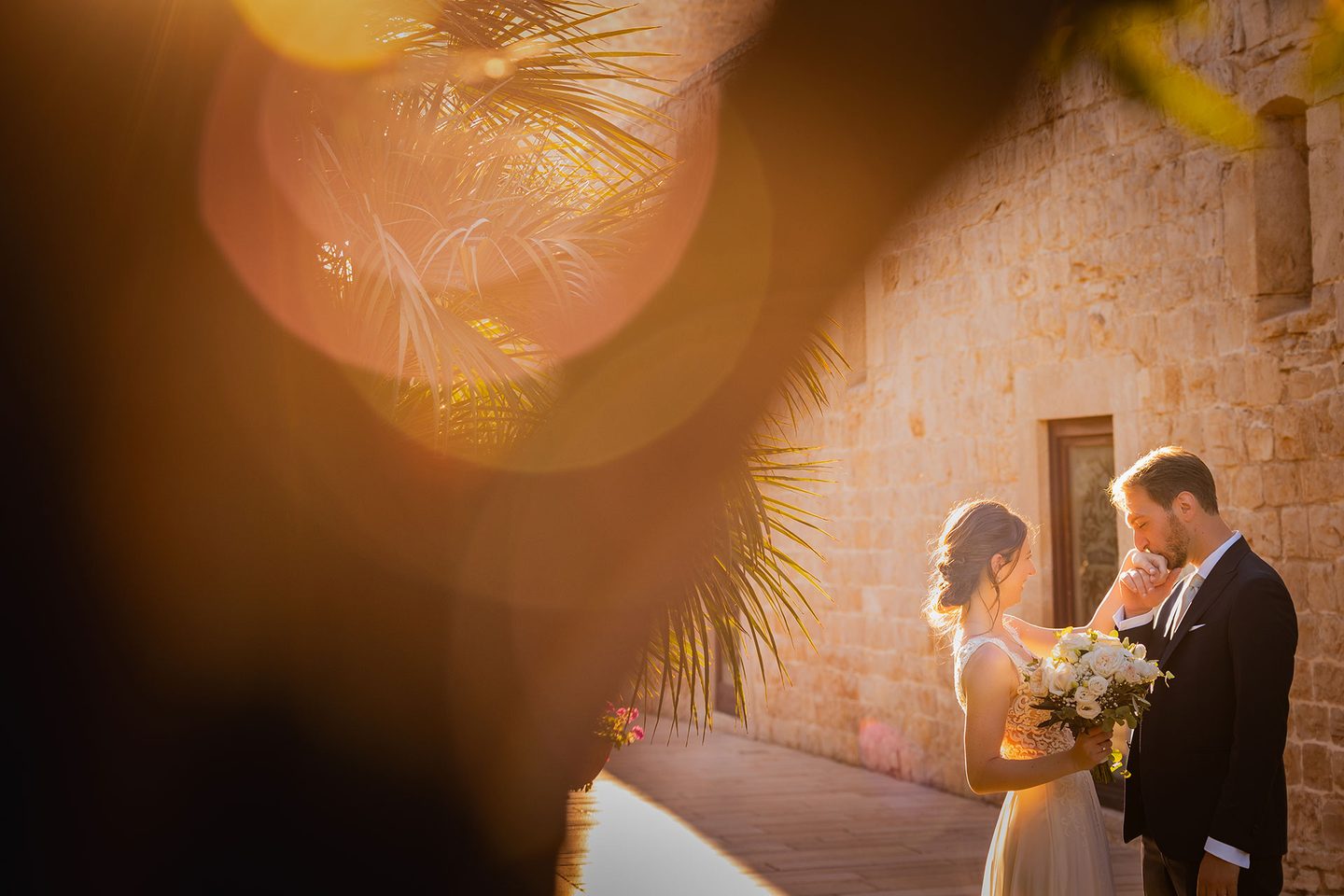 Gli sposi bokeh muro pietra