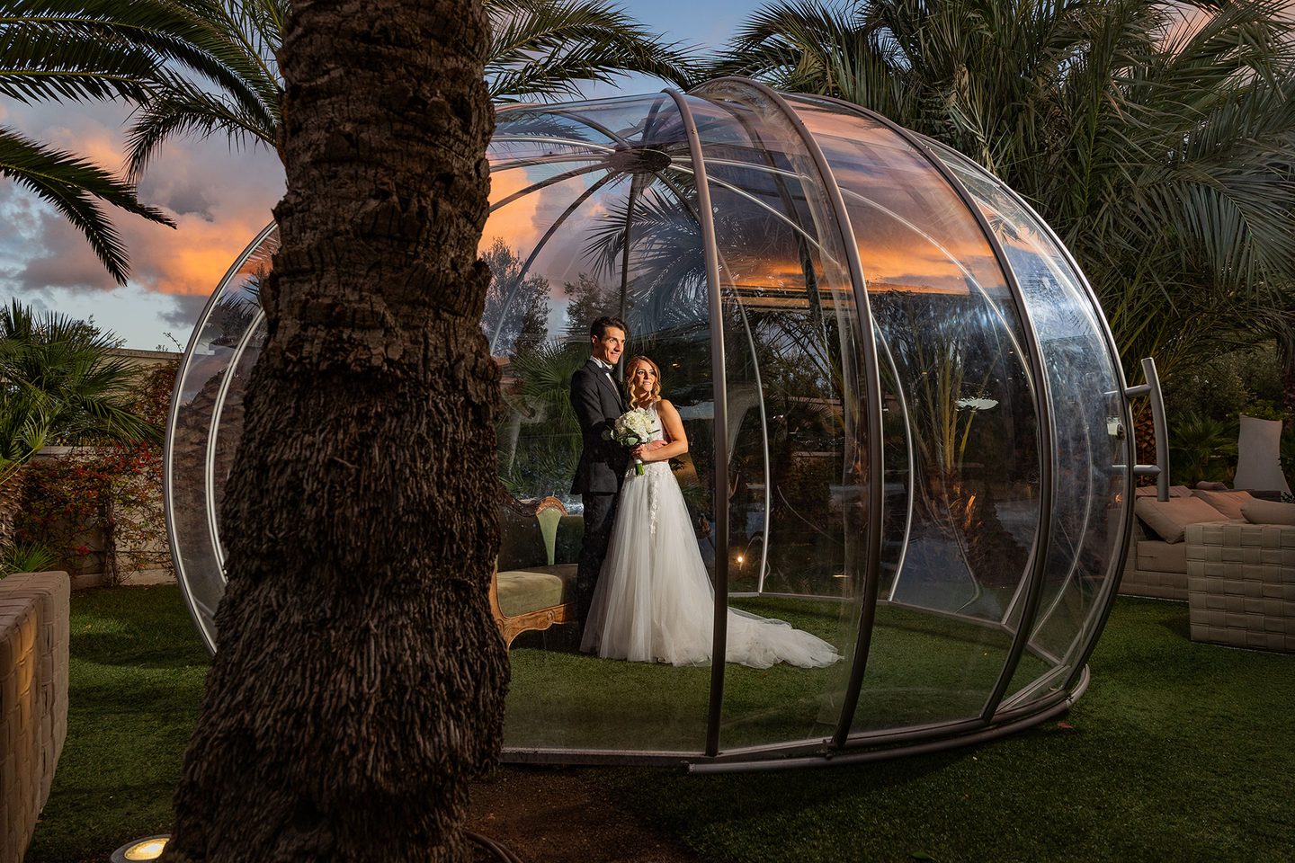 Gli sposi bolla trasparente giardino
