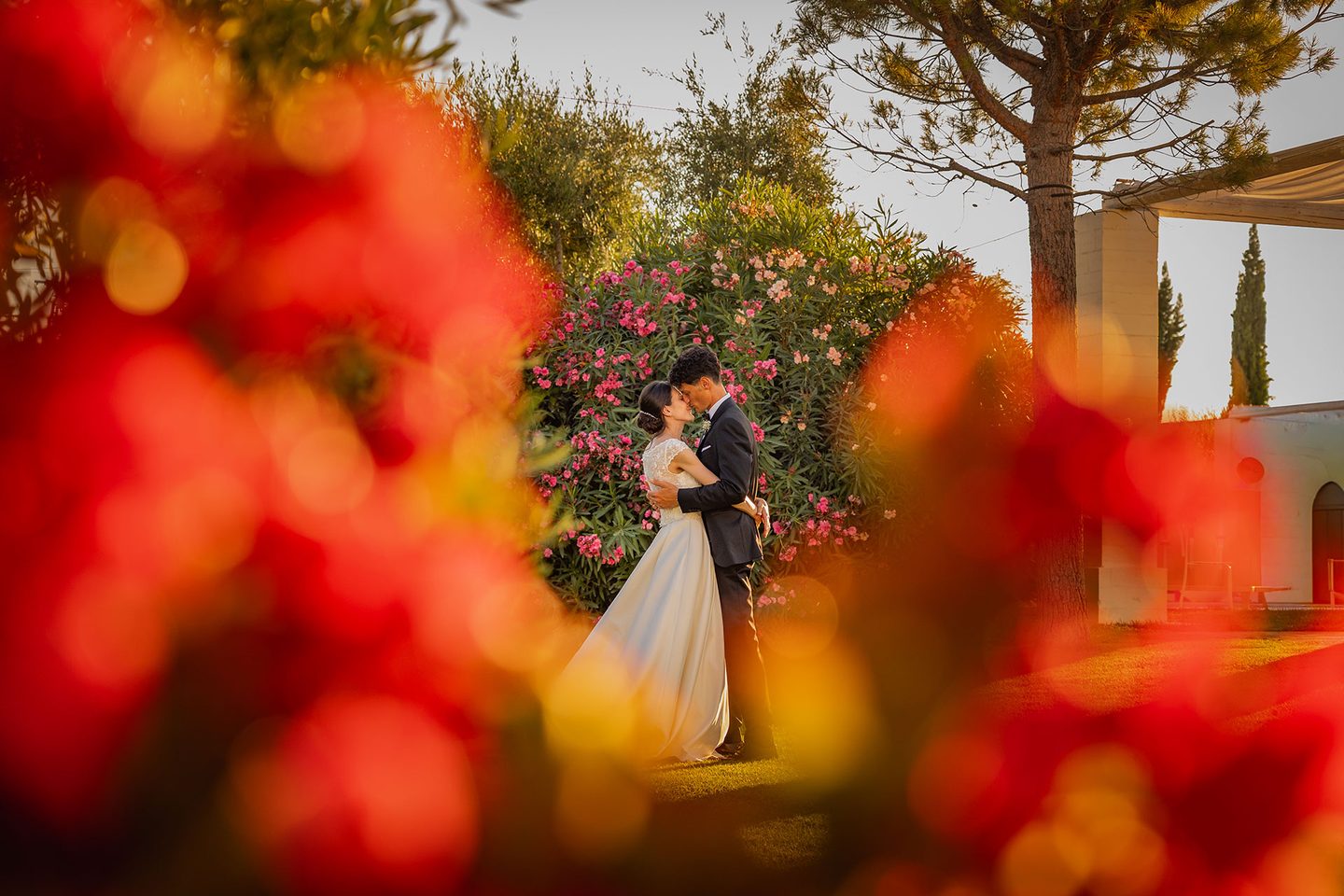 Gli sposi fiori rossi giardino
