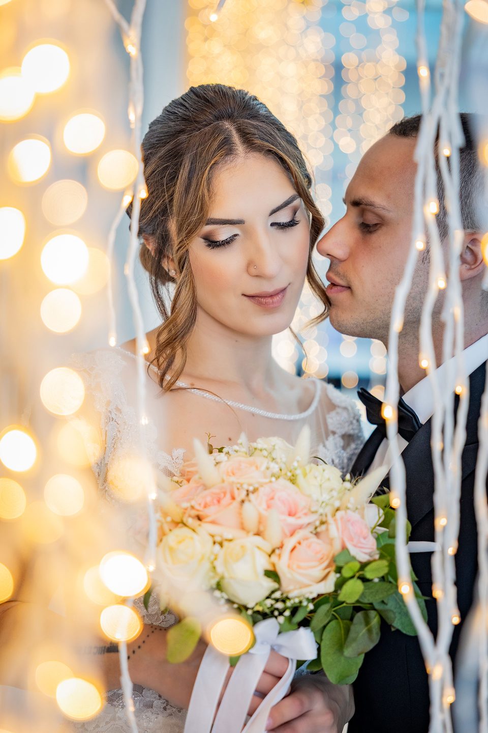Gli sposi luci bokeh ritratto