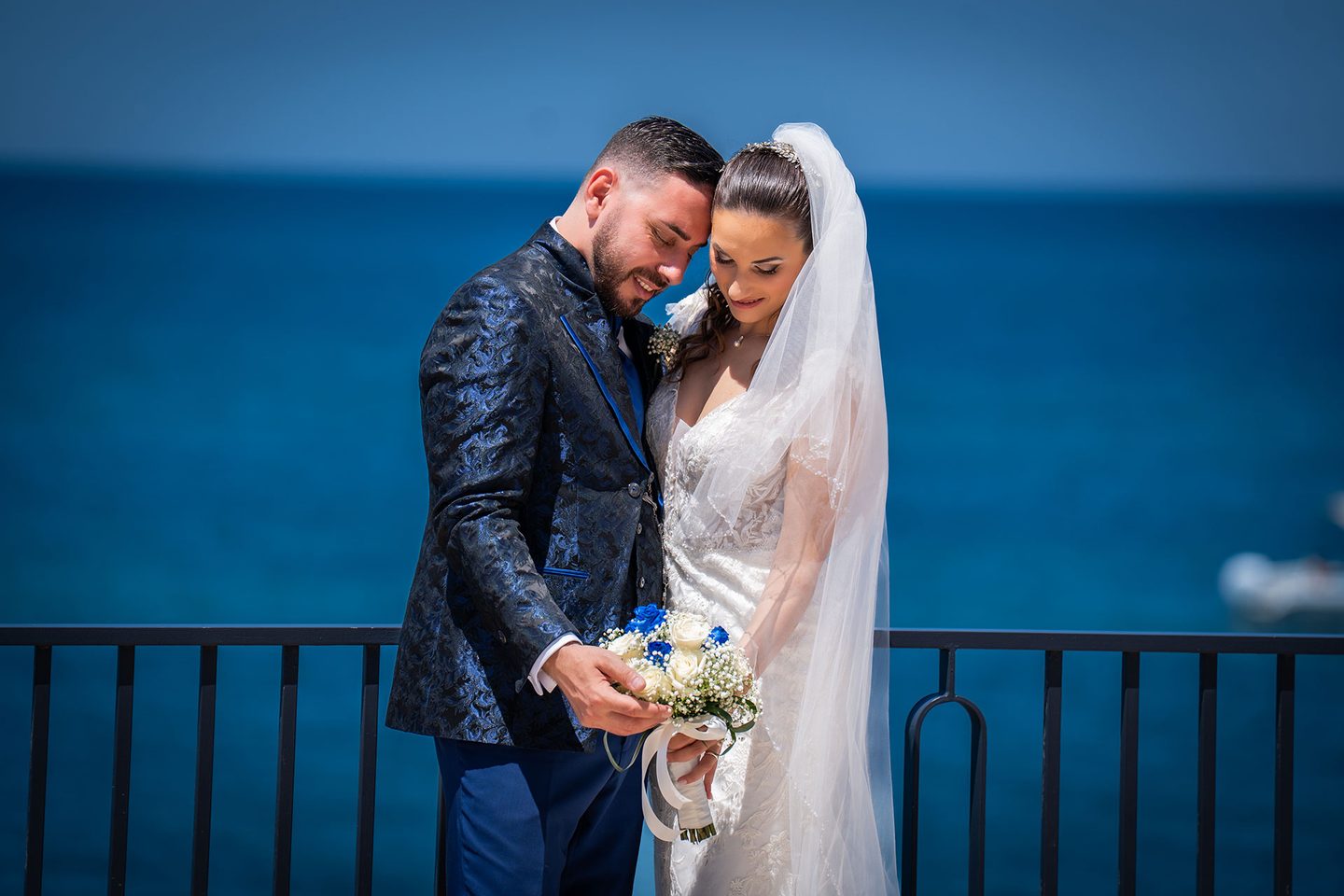 Gli sposi lungomare mare blu