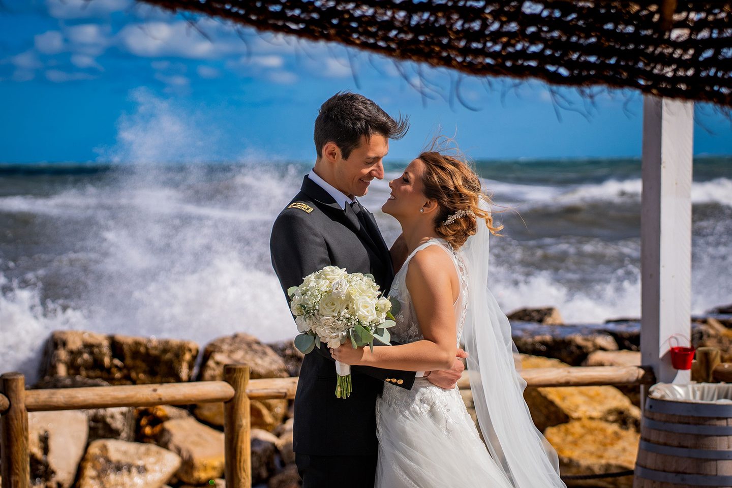 Gli sposi mare mosso ombrellone