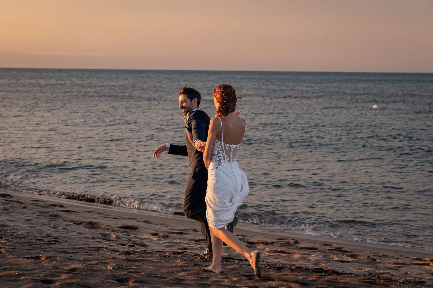 Gli sposi passeggiata spiaggia tramonto