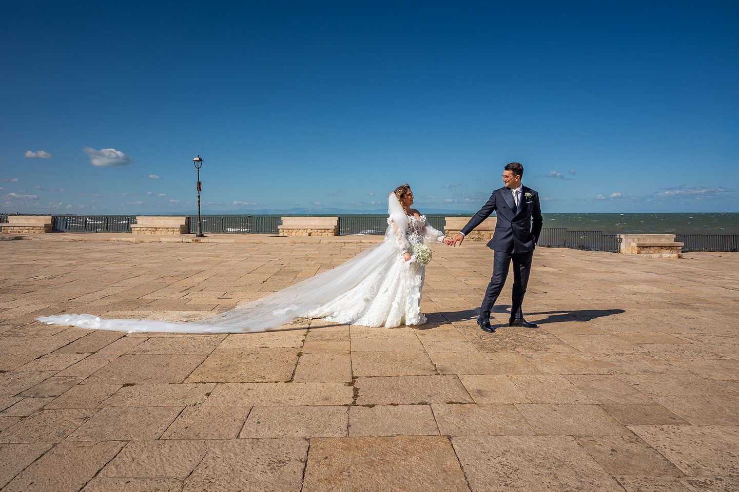 Sposi in una piazza affacciata sul mare