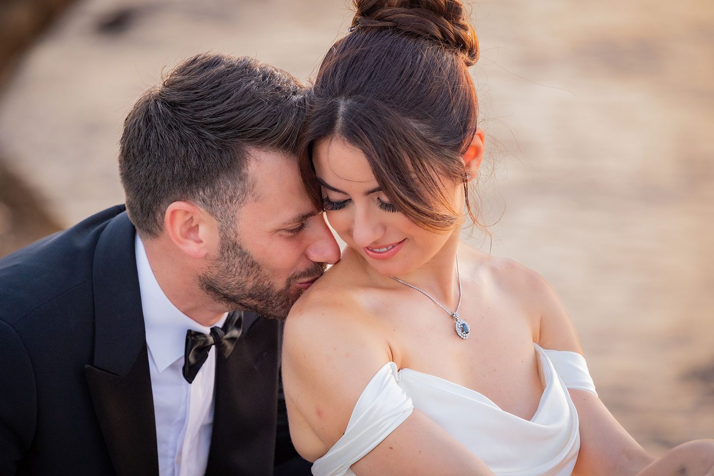 Gli sposi ritratto bacio collo