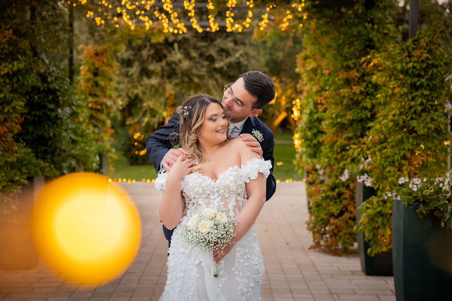 Gli sposi ritratto bokeh giardino