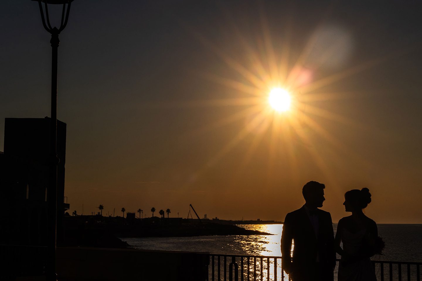 Gli sposi silhouette tramonto lampione