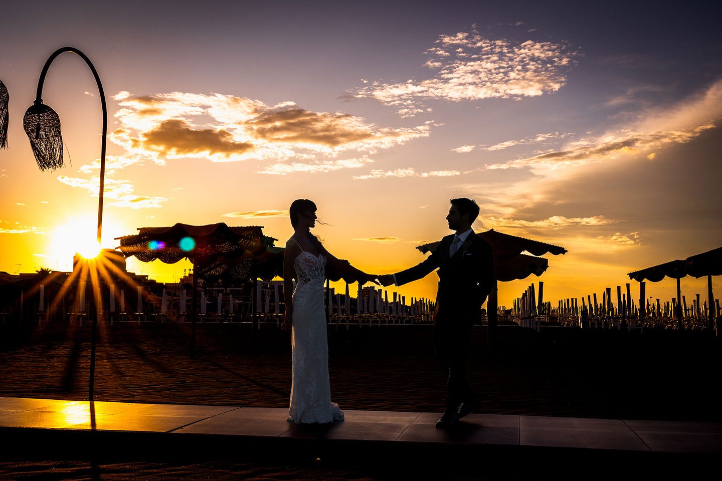 Gli sposi silhouette tramonto lido