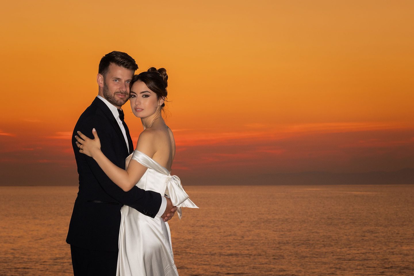Gli sposi tramonto arancione mare