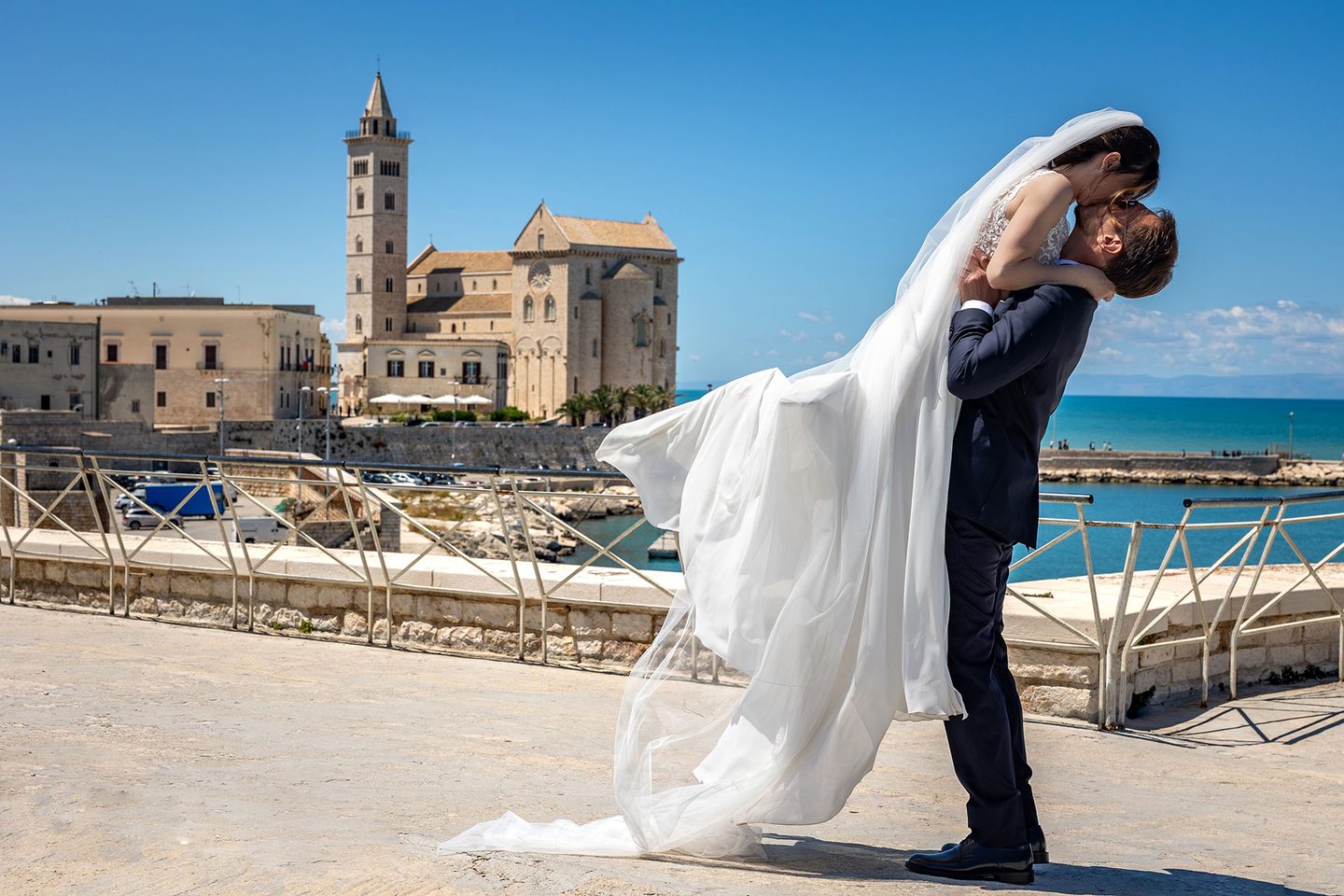 Lo sposo solleva la sposa cattedrale trani