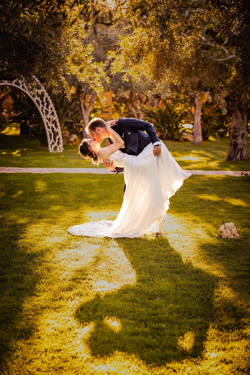 Lo sposo solleva la sposa prato