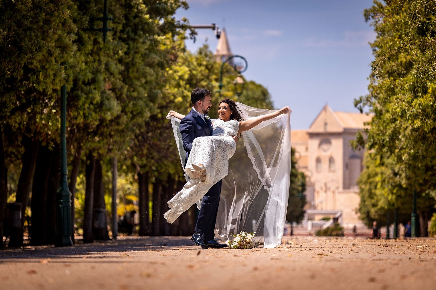 Lo sposo solleva la sposa viale